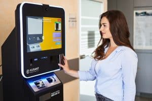 Frau kauft Bitcoin am Automaten